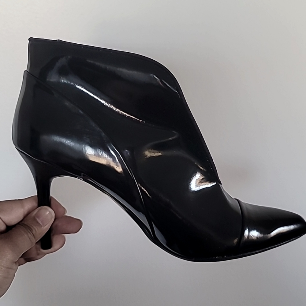 Open top black pumps